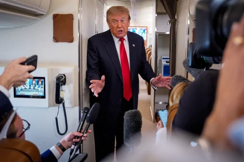 Президент США Дональд Трамп во время беседы с журналистами на борту президентского самолета, 27 июля 2026 года | Фото: Эндрю Харник/Getty Images | Epoch Times Media