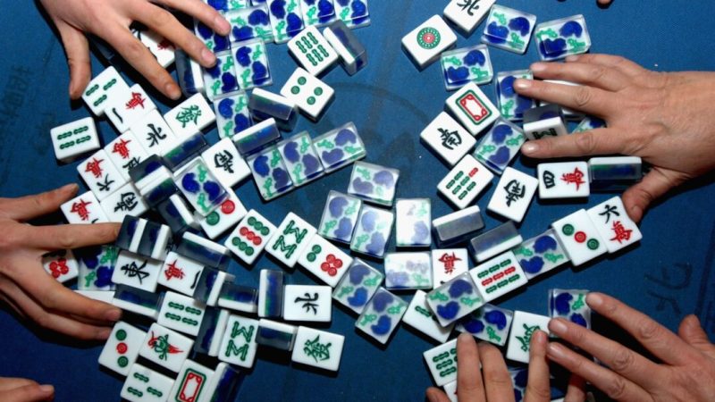 На архивном фото запечатлены люди, играющие в маджонг в день китайского Нового года в уезде Фу провинции Шэньси, Китай. (China Photos/Getty Images)
