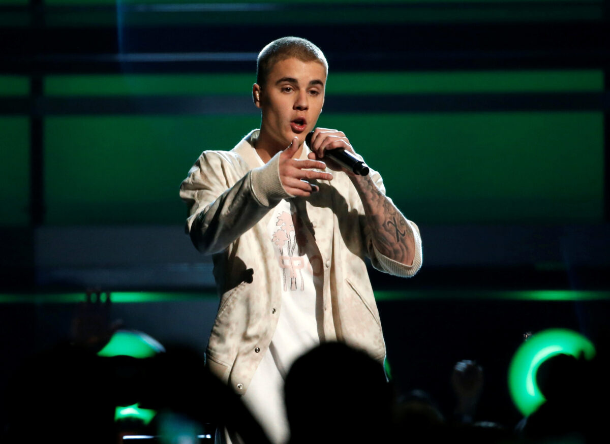 Джастин Бибер исполняет попурри из песен на церемонии Billboard Awards 2016 в Лас-Вегасе 22 мая 2016 года. (Марио Анзуони/Reuters)