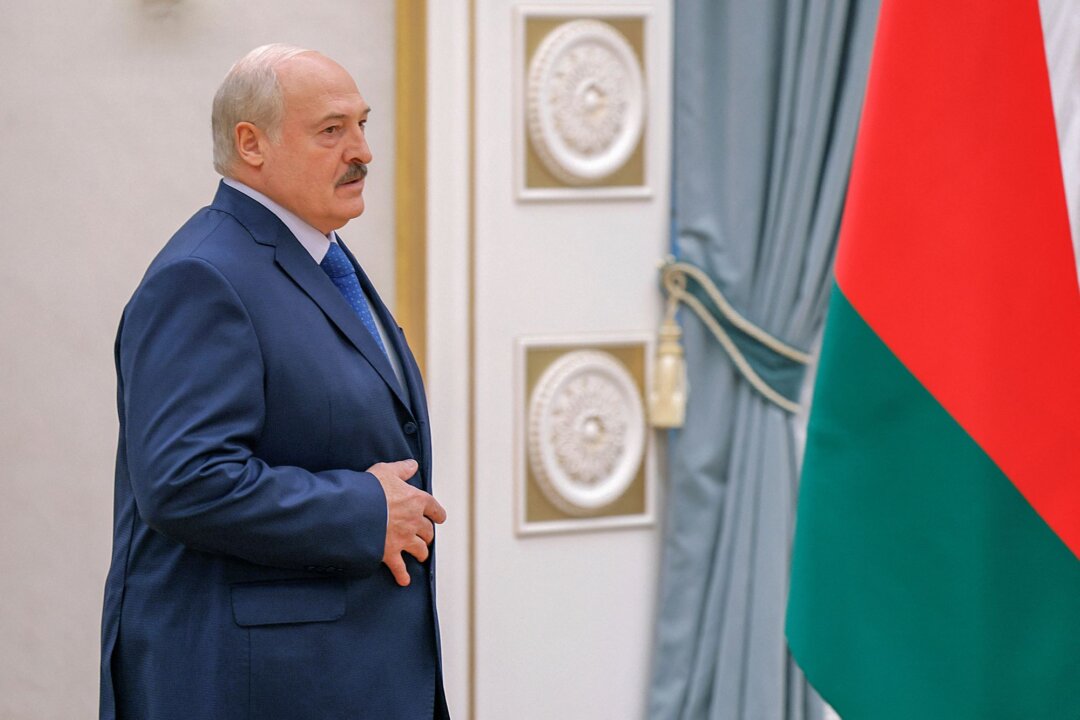 Президент Беларуси Александр Лукашенко идет перед началом пресс-конференции в Минске, Беларусь, 6 июля 2023 года. (Максим Шеметов/Reuters) | Epoch Times Media
