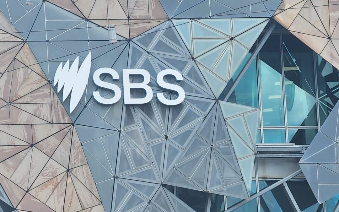 После терактов 7 октября телеканал SBS расширил трансляцию передач на иврите, но не принял определение антисемитизма