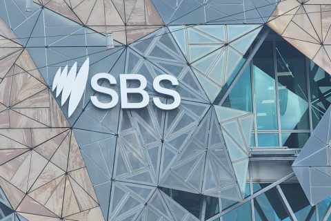 Логотип SBS можно увидеть на здании в Мельбурне, Австралия, 30 октября 2023 года. (Сьюзан Мортимер/The Epoch Times) | Epoch Times Media