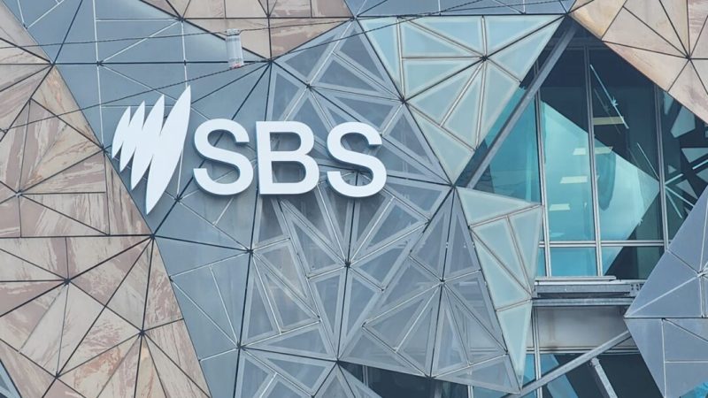 После терактов 7 октября телеканал SBS расширил трансляцию передач на иврите, но не принял определение антисемитизма
