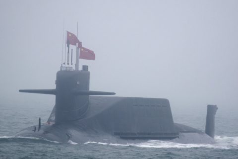 Новая атомная подводная лодка типа 094A класса Jin «Чанчжэн-10» Военно-морских сил Народно-освободительной армии Китая (НОАК) участвует в военно-морском параде в честь 70-й годовщины основания ВМС НОАК в море близ Циндао, в восточной китайской провинции Шаньдун, 23 апреля 2019 года. (Mark Schiefelbein/AFP via Getty Images) | Epoch Times Media
