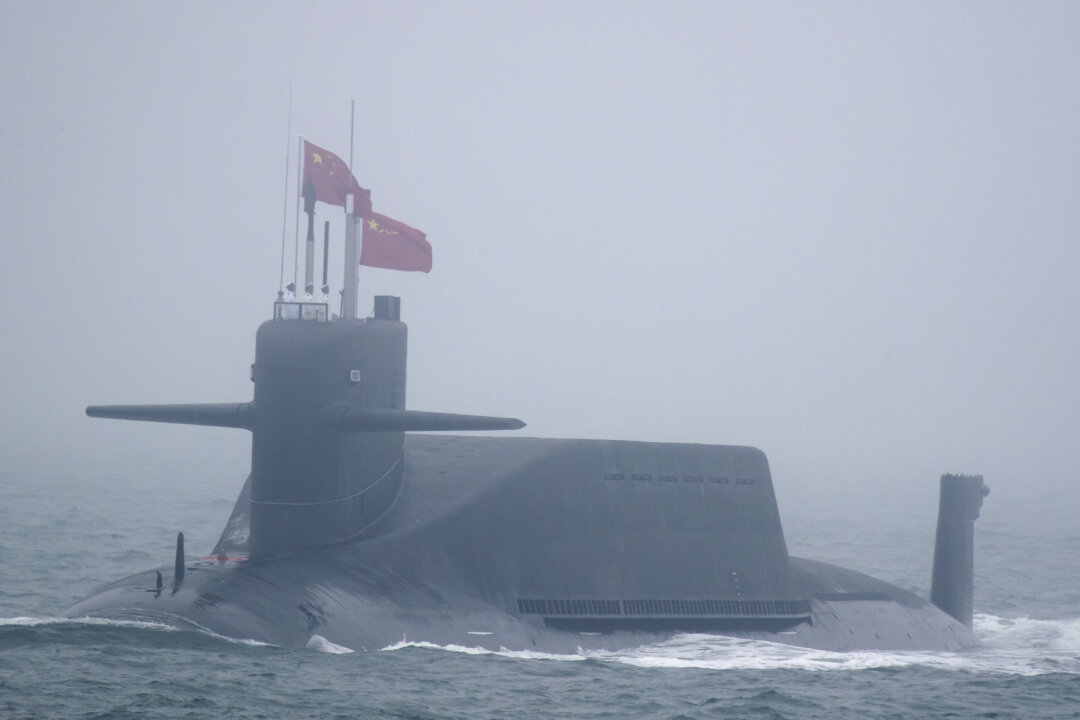 Новая атомная подводная лодка типа 094A класса Jin «Чанчжэн-10» Военно-морских сил Народно-освободительной армии Китая (НОАК) участвует в военно-морском параде в честь 70-й годовщины основания ВМС НОАК в море близ Циндао, в восточной китайской провинции Шаньдун, 23 апреля 2019 года. (Mark Schiefelbein/AFP via Getty Images) | Epoch Times Media