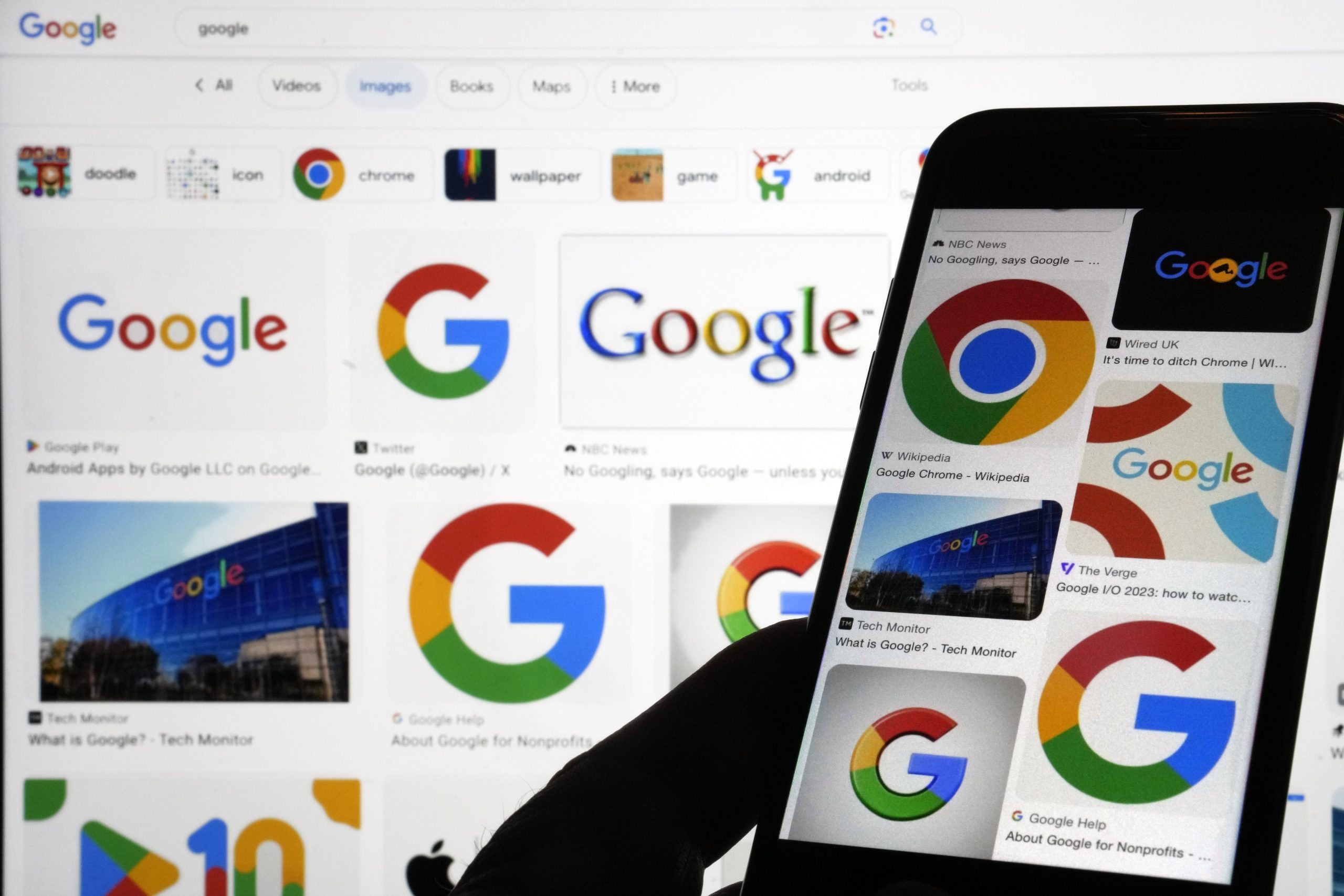 Логотипы Google отображаются при поиске в Google в Нью-Йорке 11 сентября 2023 года. (Ричард Дрю/AP)