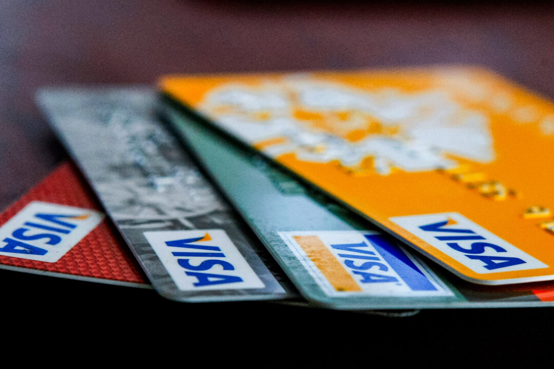 Разложенные на столе кредитные карты Visa в Сан-Франциско. (Джастин Салливан/Getty Images, архив) | Epoch Times Media