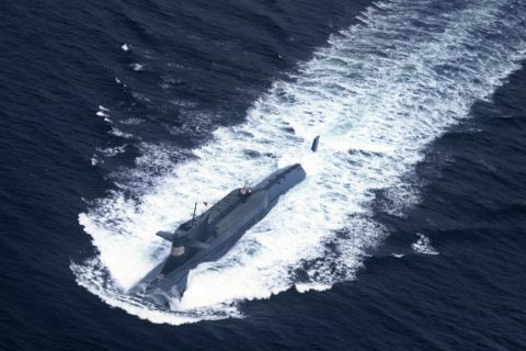 На фотографии без даты подводная лодка с ядерной силовой установкой Северного флота ВМС Народно-освободительной армии Китая готовится погрузиться в море. Китайский режим начал развёртывать подводные лодки, вооружённые межконтинентальными баллистическими ракетами. (AFP/Getty Images) | Epoch Times Media