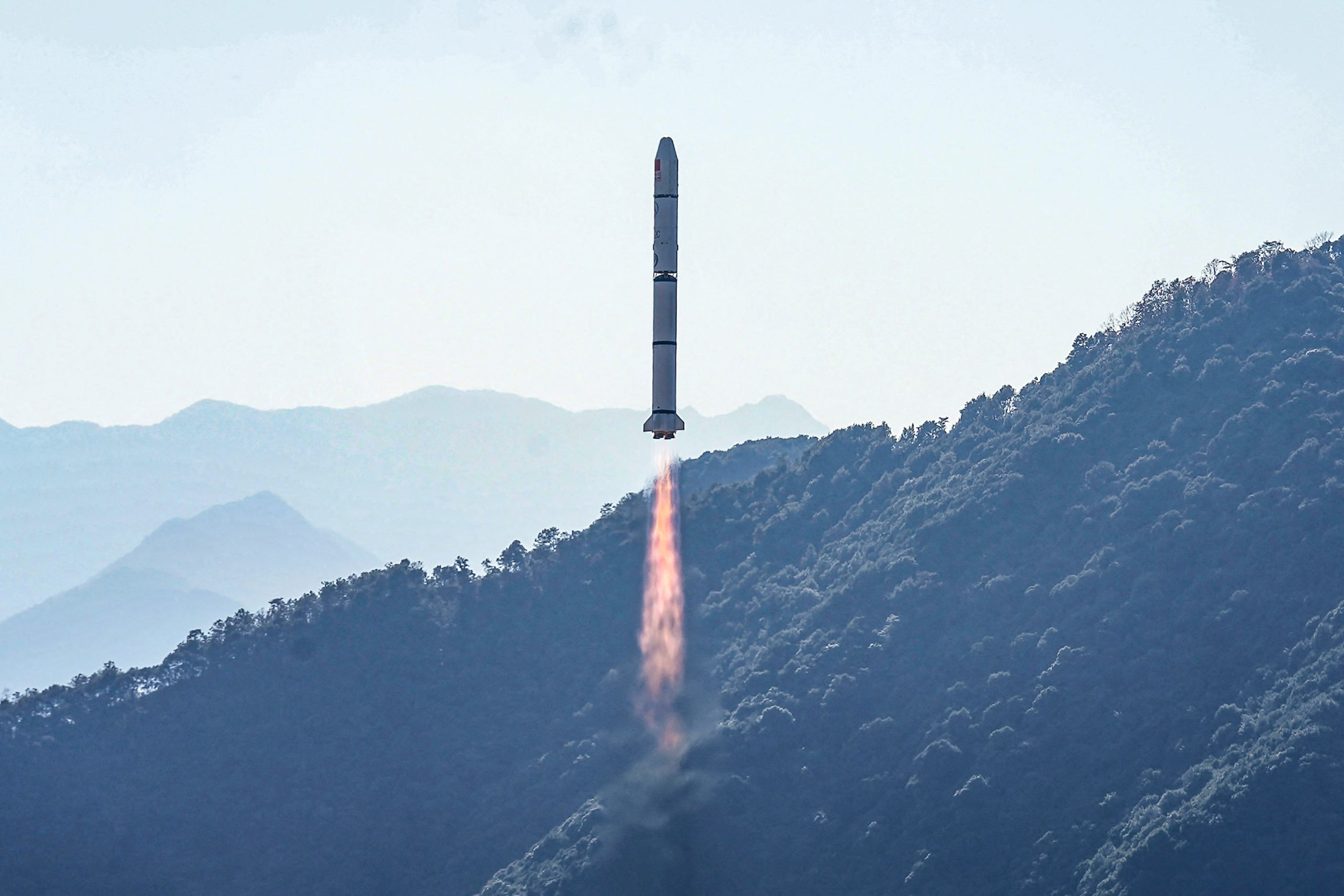 Ракета «Длинный марш-2C» с спутником «Einstein Probe» на борту стартует с космодрома Сичан в городе Сичан, расположенном на юго-западе провинции Сычуань, Китай, 9 января 2024 года. (STR/AFP via Getty Images)
