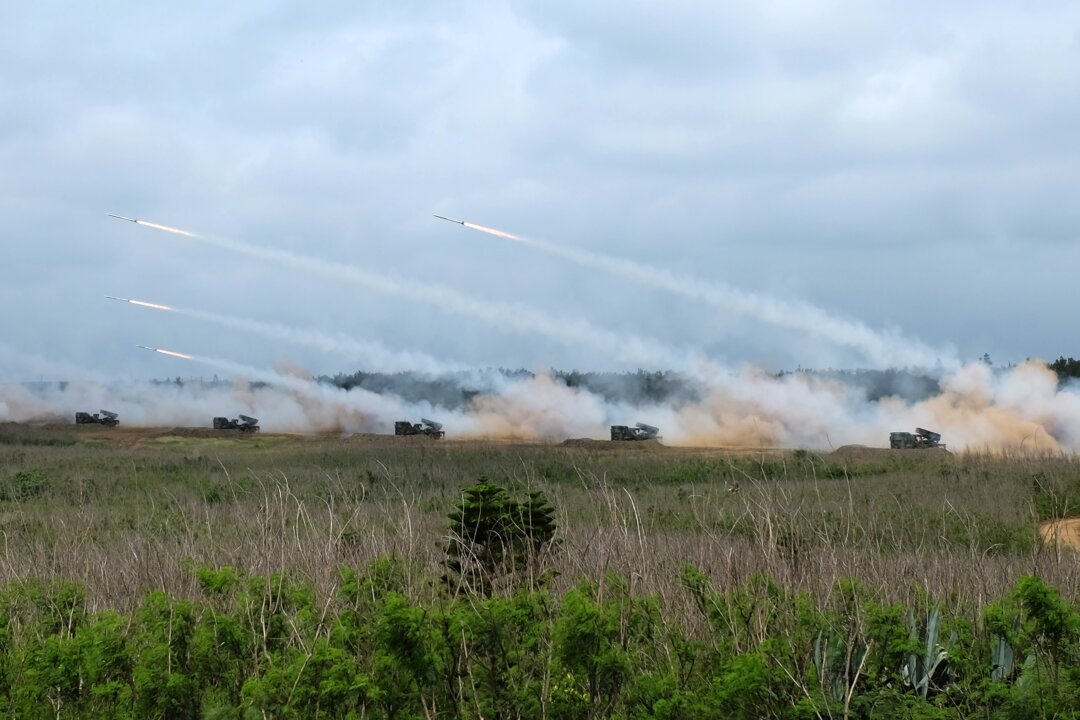 25 мая 2017 года во время учений с боевой стрельбой, примерно в шести километрах от города Магун на отдаленных островах Пэнху на Тайване. (Сэм Йе/AFP через Getty Images) | Epoch Times Media