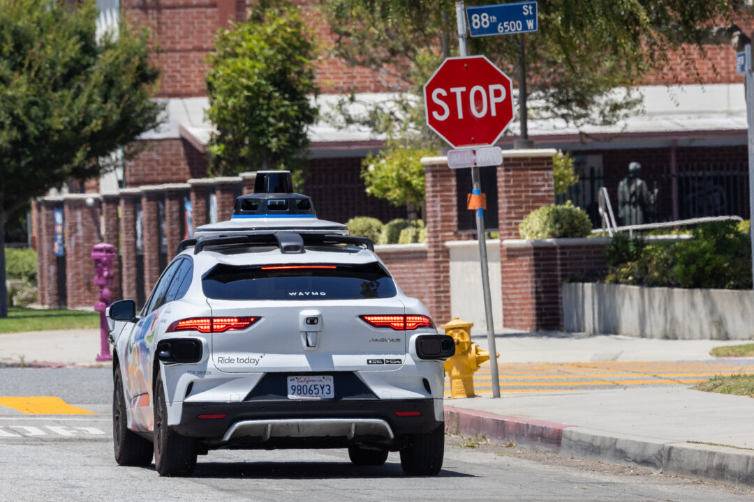 Беспилотный автомобиль Waymo ожидает пассажиров в Лос-Анджелесе 1 июля 2025 года. (John Fredricks/The Epoch Times) | Epoch Times Media