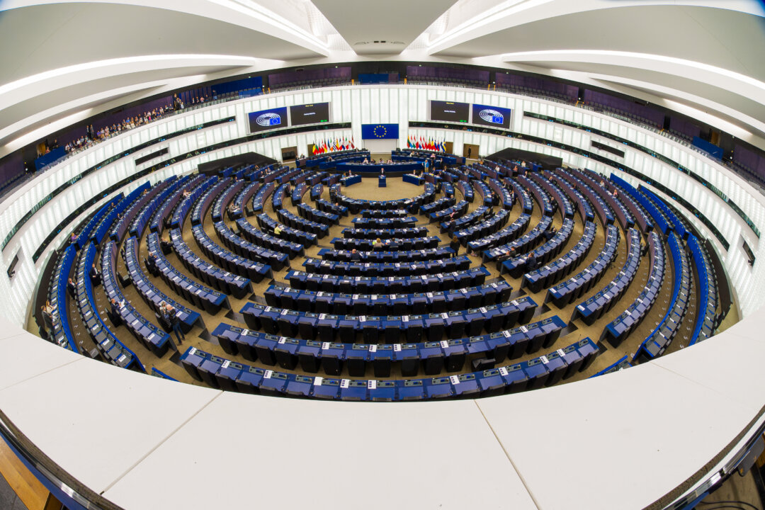 На этой фотографии изображен полукруг Европейского парламента во время пленарного заседания в Страсбурге, на востоке Франции, 8 июля 2025 года. (Жан-Кристоф Верхаген/AFP через Getty Images) | Epoch Times Media