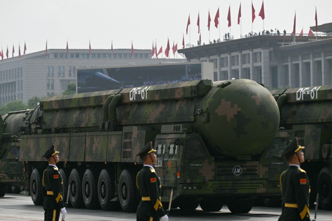 Межконтинентальная баллистическая ракета DF-61 запечатлена во время военного парада, посвященного 80-й годовщине победы над Японией и окончанию Второй мировой войны, на площади Тяньаньмэнь в Пекине 3 сентября 2025 года. (Грег Бейкер / AFP через Getty Images) | Epoch Times Media
