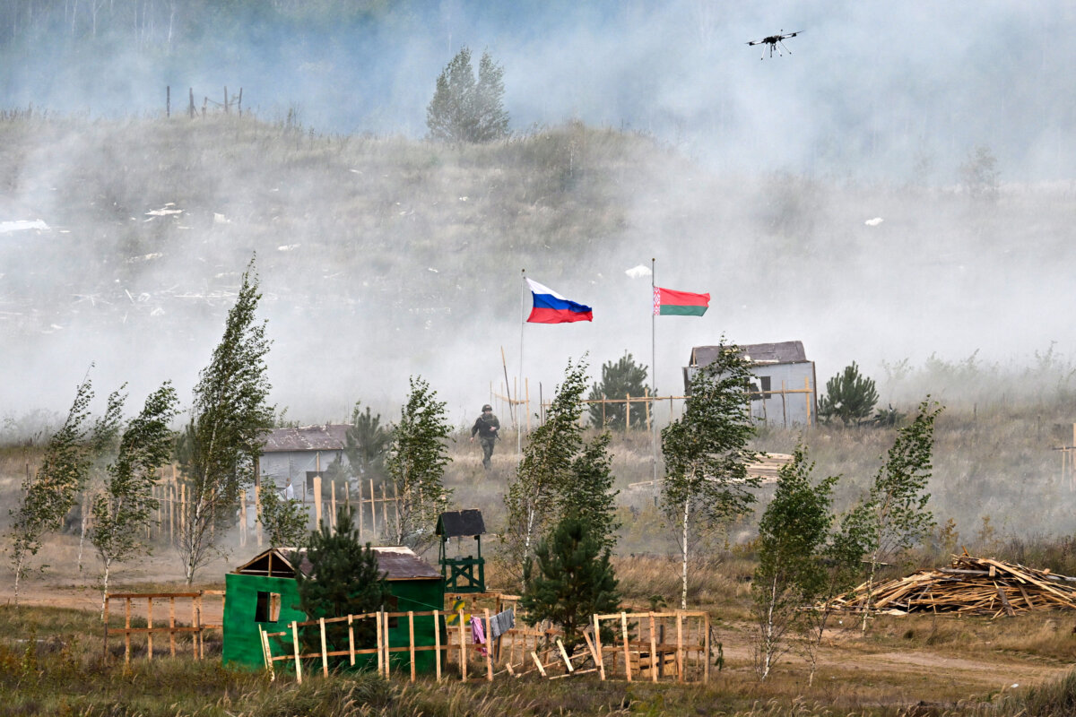 Военнослужащий принимает участие в совместных российско-белорусских военных учениях «Запад-2025» на полигоне недалеко от города Борисова, к востоку от столицы Минска, 15 сентября 2025 года. (Олеся Курпаева/AFP via Getty Images)