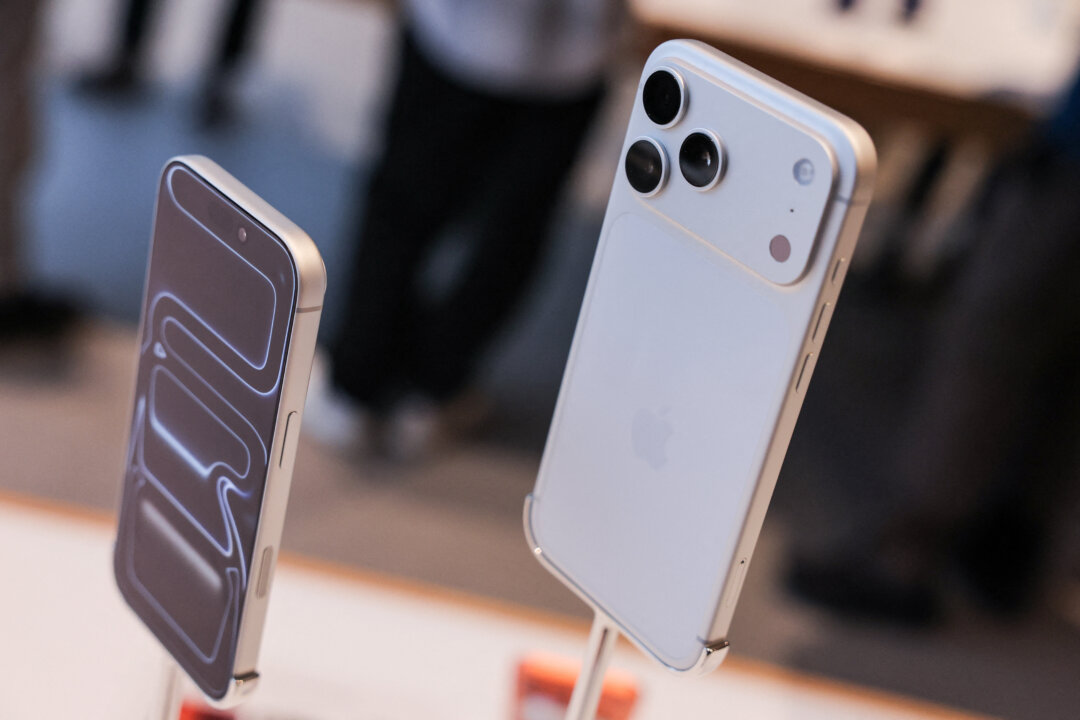 Новые телефоны iPhone 17 Pro выставлены в магазине Apple в районе Санлитун в Пекине 19 сентября 2025 года. (Максим Шеметов/Reuters) | Epoch Times Media