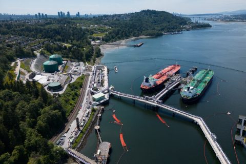 Танкеры с сырой нефтью пришвартованы к морскому терминалу Trans Mountain Westridge, где осуществляется погрузка сырой нефти из расширенного трубопровода Trans Mountain, в городе Бернаби, Британская Колумбия, 10 июня 2024 года. (Canadian Press/Darryl Dyck) | Epoch Times Media