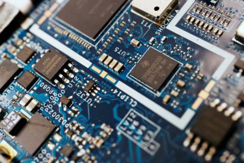 Полупроводниковые микросхемы на печатной плате компьютера, 25 февраля 2022 года. (Флоренс Ло/Иллюстрация/Reuters) | Epoch Times Media