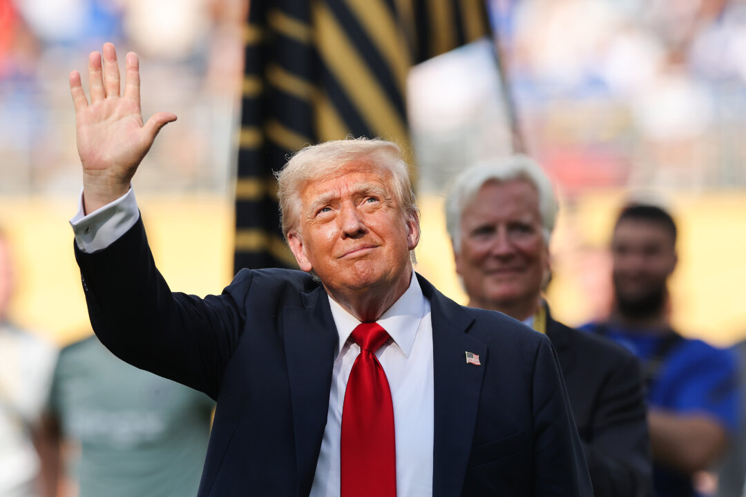 Президент Дональд Трамп машет рукой толпе после финального матча Клубного чемпионата мира ФИФА 2025 года между «Челси» и «Пари Сен-Жермен» на стадионе «МетЛайф» 13 июля 2025 года в Ист-Ратерфорде, штат Нью-Джерси. (Фото: Алекс Гримм/Getty Images) | Epoch Times Media