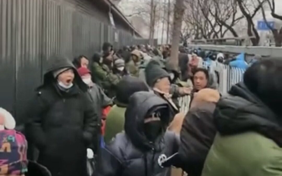 В китайском офисе по приему петиций люди с жалобами обнаруживают, что даже место в очереди продается