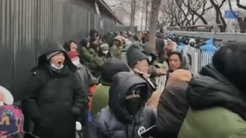 В китайском офисе по приему петиций люди с жалобами обнаруживают, что даже место в очереди продается