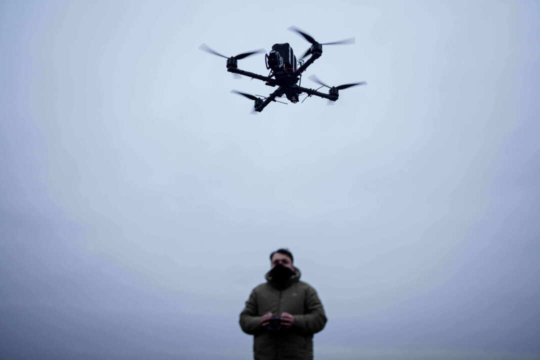 Военнослужащий управляет FPV-дроном, произведённым компанией General Cherry, в неуказанном месте в Украине, 4 декабря 2025 года. (Evgeniy Maloletka, AP) | Epoch Times Media