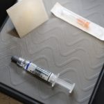 Женщине, чьи дети умерли после вакцинации, предъявлено обвинение в убийстве