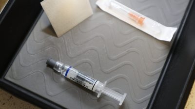 Женщине, чьи дети умерли после вакцинации, предъявлено обвинение в убийстве
