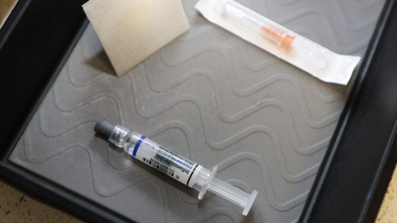 Женщине, чьи дети умерли после вакцинации, предъявлено обвинение в убийстве