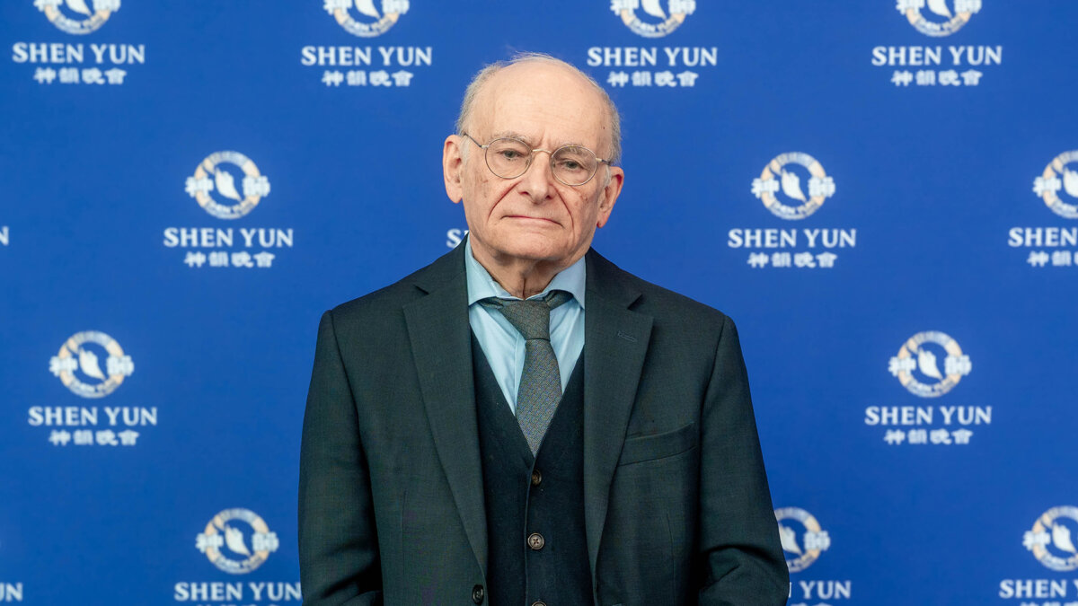 Дэвид Матас на выступлении группы Shen Yun в Ванкувере, Канада, 11 апреля 2026 года. (NTD)