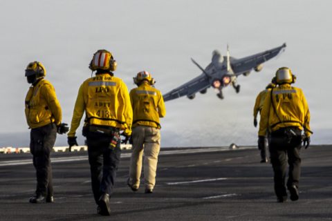 Истребитель F/A-18E Super Hornet взлетает с полетной палубы авианосца USS Abraham Lincoln во время операции «Эпическая ярость» 1 апреля 2026 года. (Фото ВМС США) | Epoch Times Media