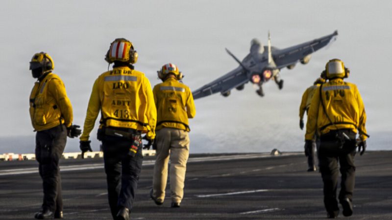Истребитель F/A-18E Super Hornet взлетает с полетной палубы авианосца USS Abraham Lincoln во время операции «Эпическая ярость» 1 апреля 2026 года. (Фото ВМС США)