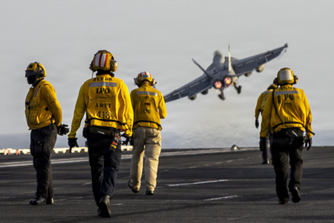 Истребитель F/A-18E Super Hornet взлетает с полетной палубы авианосца USS Abraham Lincoln во время операции «Эпическая ярость» 1 апреля 2026 года. (Фото ВМС США) | Epoch Times Media