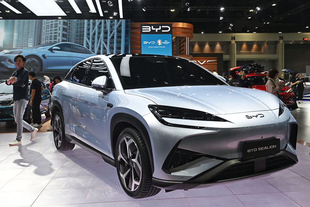 Автомобиль BYD Sealion на Международном автосалоне в Бангкоке, Нонтхабури, Таиланд, 27 марта 2024 года. (Lillian Suwanrumpha/AFP via Getty Images)