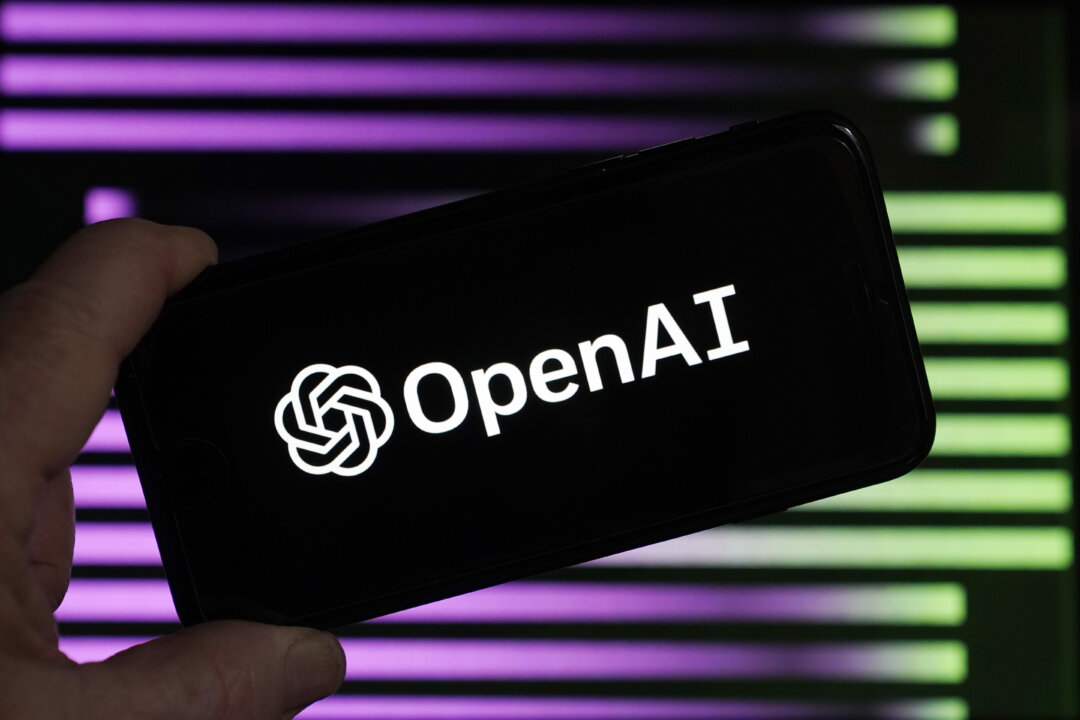 Логотип компании OpenAI, разработчика ChatGPT, показан на мобильном телефоне 31 января 2023 года. (Фото AP/Ричард Дрю) | Epoch Times Media