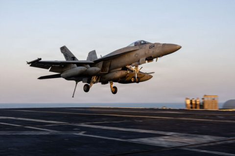 На этом снимке, предоставленном ВМС США, истребитель F/A-18E Super Hornet, входящий в состав ударной истребительной эскадрильи (VFA) 14, готовится к посадке с помощью аэродинамического тормоза на палубе авианосца класса «Нимиц» USS Abraham Lincoln (CVN 72) в рамках операции «Epic Fury» в открытом море 1 марта 2026 года. (ВМС США через Getty Images) | Epoch Times Media