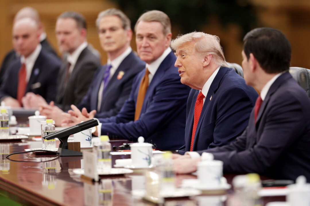 Президент США Дональд Трамп выступает во время двусторонней встречи с лидером Китая Си Цзиньпином в Пекине 14 мая 2026 года. (Алекс Вонг/Getty Images) | Epoch Times Media
