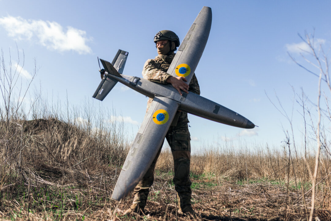 Солдат держит новый ударный беспилотник в Харьковской области Украины 7 апреля 2026 года. (Николетта Стоянова/Getty Images) | Epoch Times Media