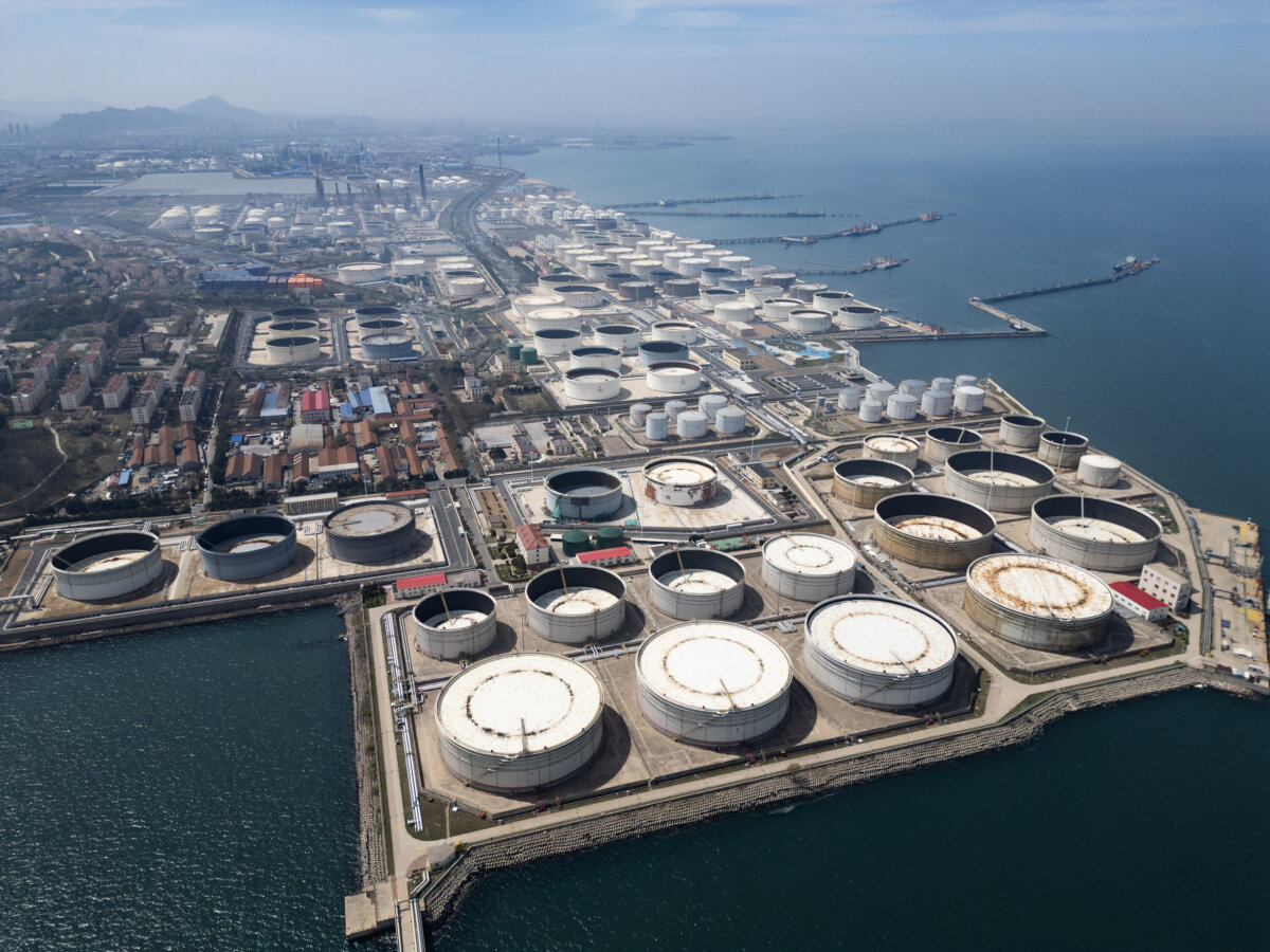 Группа нефтяных резервуаров хранит импортируемую сырую нефть на терминале сырой нефти порта Циндао в Циндао, Китай, 12 апреля 2026 года. (Getty Images)