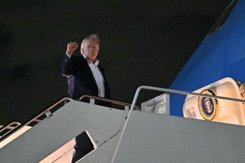 Президент Дональд Трамп поднимается на борт самолета Air Force One перед вылетом с объединенной базы Эндрюс в штате Мэриленд в Эвиан-ле-Бен, Франция, на саммит G7 15 июня 2026 года. (Mandel Ngan/AFP via Getty Images) | Epoch Times Media