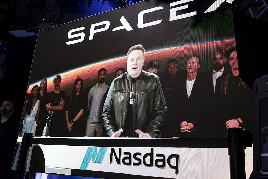 Основатель и генеральный директор SpaceX Илон Маск выступает по видеосвязи на площадке Nasdaq MarketSite на Таймс-сквер во время запуска первичного публичного размещения акций (IPO) SpaceX на Nasdaq в Нью-Йорке 12 июня 2026 года. (Спенсер Платт/Getty Images)