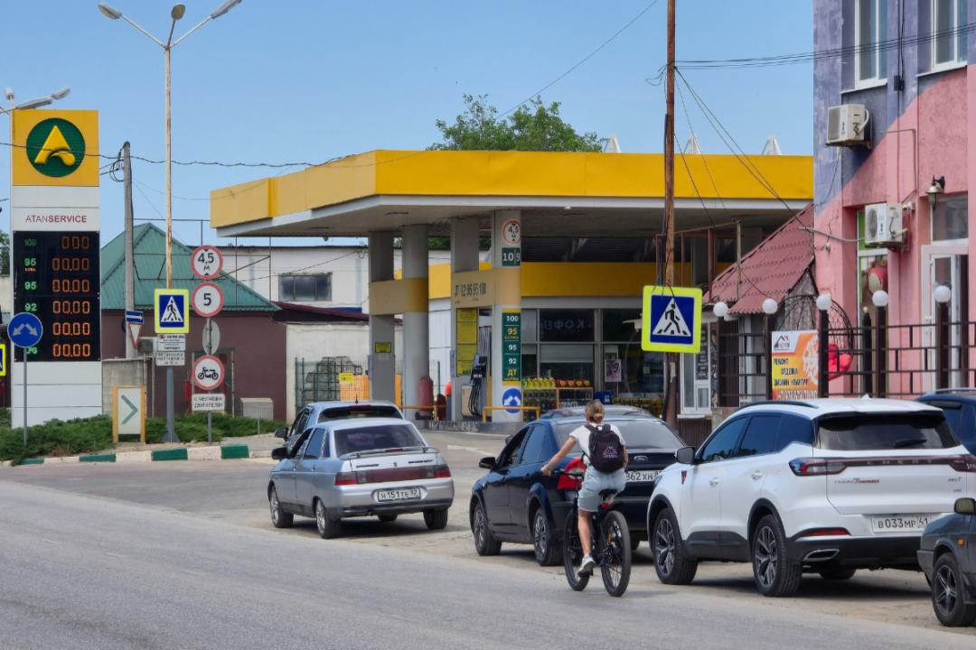 Автомобили выстроились в очередь на автозаправочной станции в черноморском курортном городе Евпатория, Крым, 11 июня 2026 года. (Алексей Павлишак/Reuters) | Epoch Times Media