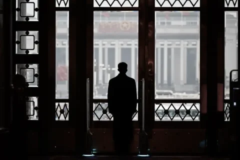Охранник следит за порядком на открытии Всекитайского собрания народных представителей, состоявшемся в Большом зале народных собраний в Пекине 5 марта 2024 года. (Ван Чжао/AFP через Getty Images) | Epoch Times Media
