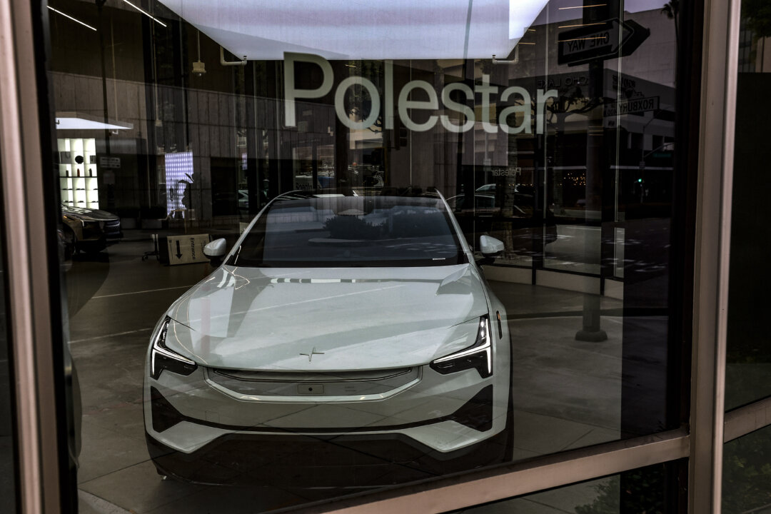 Автомобиль Polestar выставлен в шоуруме дилерского центра Polestar в Беверли-Хиллз, Калифорния, 26 июня 2026 года. Производителю электромобилей Polestar будет запрещено продавать новые автомобили в Соединённых Штатах, начиная с модельного года 2027, после того как Министерство торговли сослалось на соображения национальной безопасности в рамках новых правил для подключённых транспортных средств. (Justin Sullivan/Getty Images) | Epoch Times Media