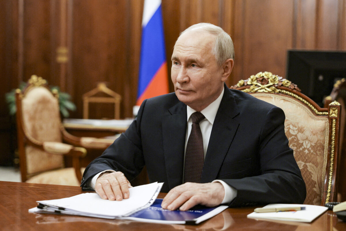 Президент России Владимир Путин присутствует на встрече с уполномоченным по правам человека страны в Кремле в Москве 29 июня 2026 года. (Гавриил Григорьев / POOL / AFP via Getty Images)