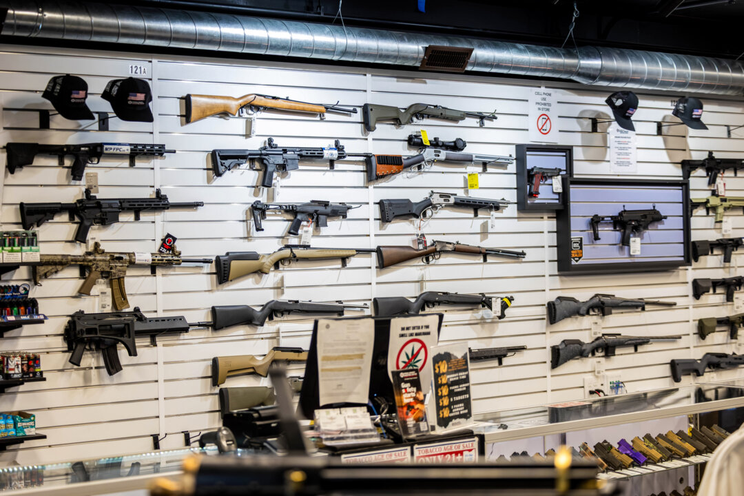 Огнестрельное оружие выставлено на всеобщее обозрение в стрелковом центре Parma Armory в городе Парма, штат Огайо, 16 июня 2026 года. Стрельба по двум сотрудникам израильского посольства в Вашингтоне и поджог резиденции губернатора Пенсильвании Джоша Шапиро — вот некоторые из причин, по которым евреи чувствуют себя мишенью. (Джонатан Д. Уильямс | NationalPhotography.Us для Epoch Times)