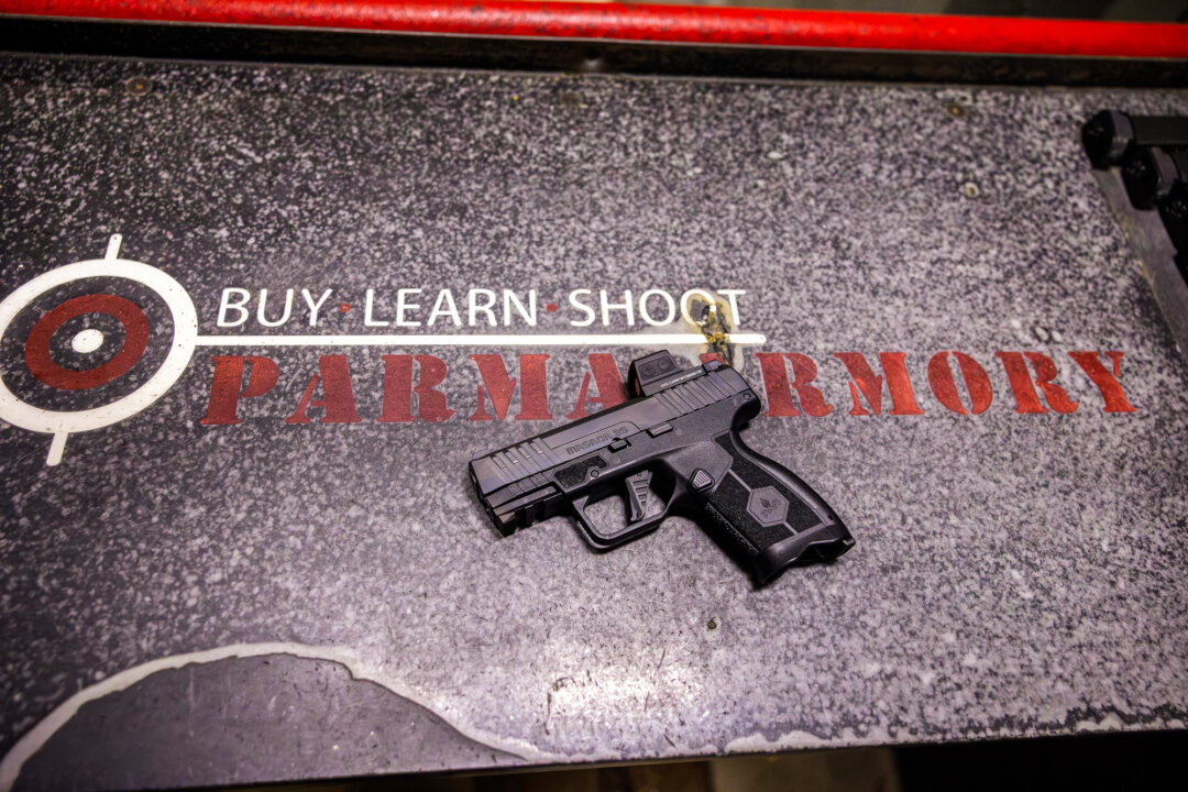 На прилавке стрелкового центра Parma Armory Shooting Center в Парме, штат Огайо, 16 июня 2026 года лежит пистолет. Пармское отделение клуба Lox and Loaded проводит ежемесячные встречи в этом стрелковом центре. Еврейский стрелковый клуб стремится создать отделение в каждом штате. (Джонатан Д. Уильямс | NationalPhotography.Us для The Epoch Times)