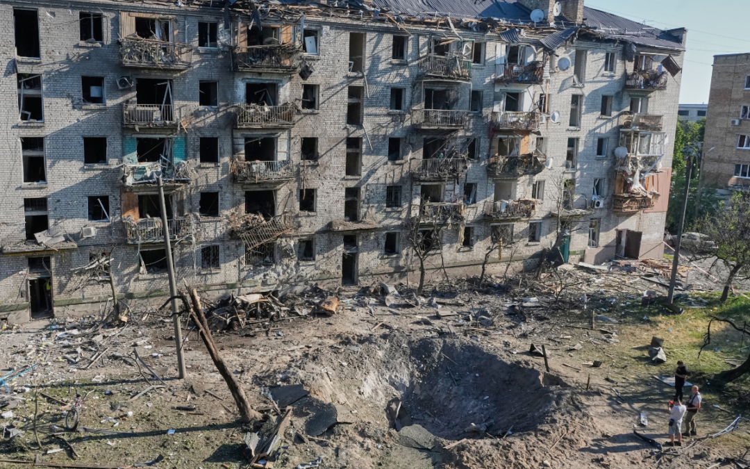 Россия нанесла массированный удар по Киеву, в результате чего погибли не менее 21 человека