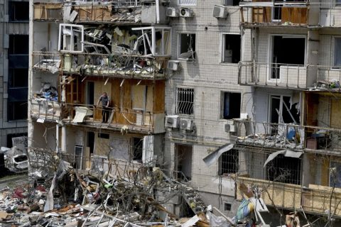 Местный житель стоит на балконе своей квартиры в жилом доме, поврежденном российским авиаударом по украинской столице Киеве 3 июля 2026 года. Россия нанесла самый мощный в своей истории удар по Киеву рано утром 2 июля, в результате которого погибло по меньшей мере 50 человек, по словам мэра города. (Сергей Супинский / AFP via Getty Images) | Epoch Times Media