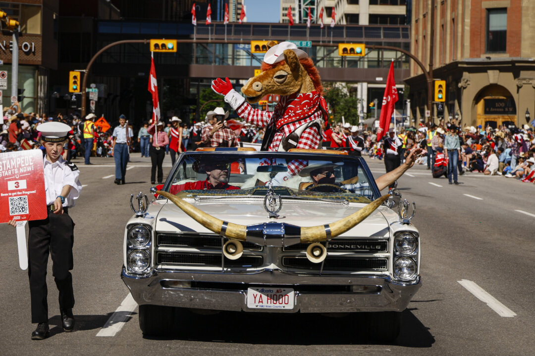 Гарри-Лошадь машет толпе во время парада Calgary Stampede в Калгари 3 июля 2026 года. (The Canadian Press/Jeff McIntosh) | Epoch Times Media