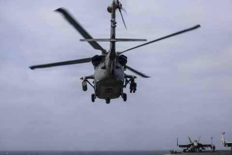 Вертолёт MH-60S Sea Hawk из состава 5-й эскадрильи морской авиации (HSC 5) взлетает с авианосца класса «Нимиц» USS George H.W. Bush (CVN 77) во время плавания в Аравийском море 16 июня 2026 года. (Фото ВМС США) | Epoch Times Media